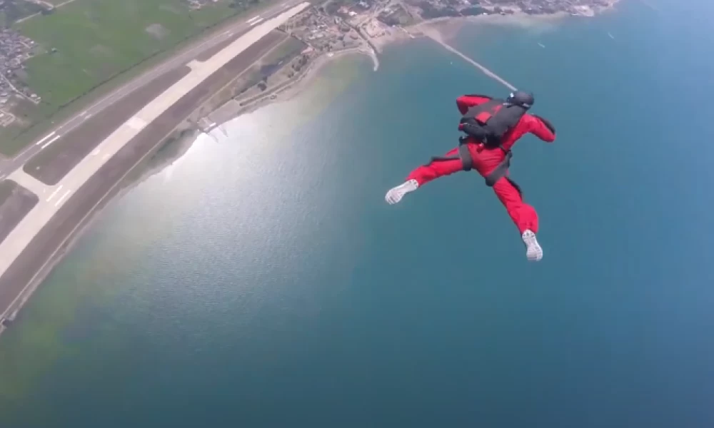 Ηρωικός εκπαιδευτής σώζει αλεξιπτωτιστή από βέβαιο θάνατο